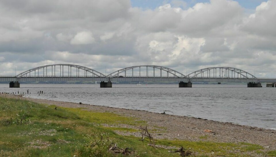 Oddensundbroen mellem Thyholm og Struer er spærret på grund af tekniske problemer onsdag morgen. Foto: Wikimedia Commons/Ajepbah