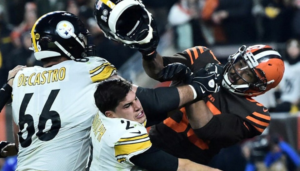 33 spillere får bøder efter grusomme scener Myles Garrett (til højre) rev Mason Rudolphs (i midten) hjelm af og slog Rudolph med den i en kamp mellem Cleveland Browns og Pittsburgh Steelers 14. november. Foto: Ken Blaze/Scanpix