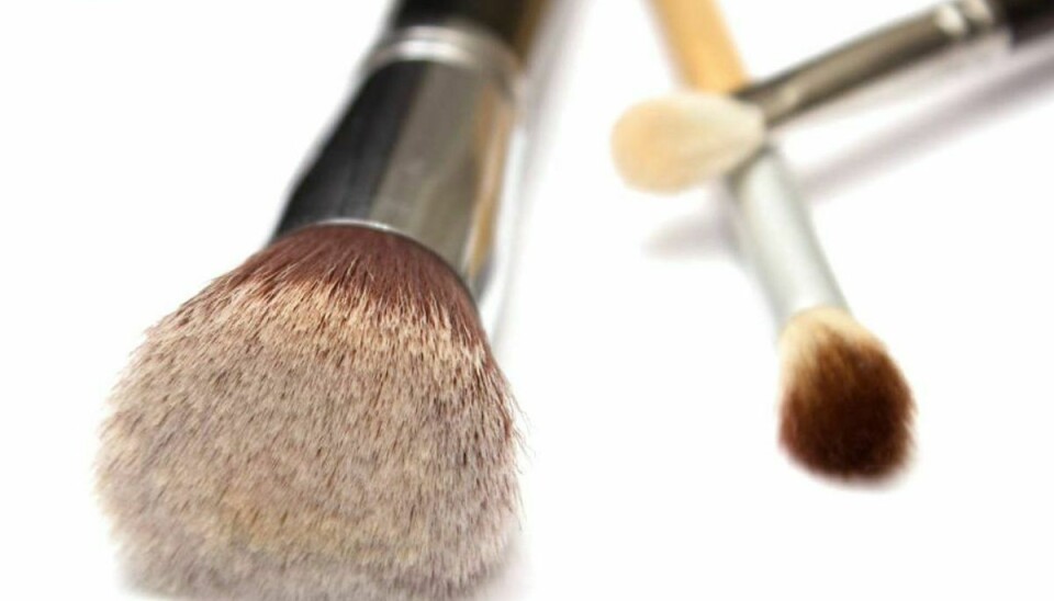 Dine makeup pensler og svampe kan indeholde et væld af bakterier, hvis ikke du renser dem. Faktisk kan du udsætte dig selv for en del, hvis ikke du rengør dine redskaber. KLIK VIDERE OG SE HVAD DER KAN SKE. Foto: Scanpix