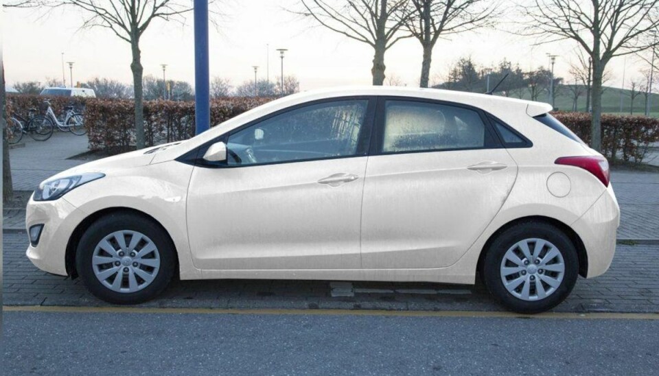 Chaufføren af en bil som denne Hyundai I30 – eller lignende – kan være morderen eller i hvert fald den sidste person, der har set Emilie Meng i live. Den kan ses på en overvågningsvideo, politiet offentliggjorde, filmet på stationen i Korsør. Foto: Politi Chaufføren af en bil som denne Hyundai I30 – eller lignende – kan være morderen eller i hvert fald den sidste person, der har set Emilie Meng i live. Den kan ses på en overvågningsvideo, politiet offentliggjorde, filmet på stationen i Korsør. Foto: Politi