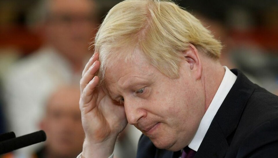 Boris Johnson tager mobiltelefon fra journalist