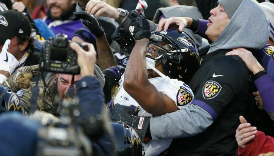 I sidste uge hoppede Marcus Peters op til fansene og drak en øl efter et afgørende spil i NFL-kampen mellem Baltimore Ravens og Buffalo Bills. Foto: Timothy T Ludwig/AFP