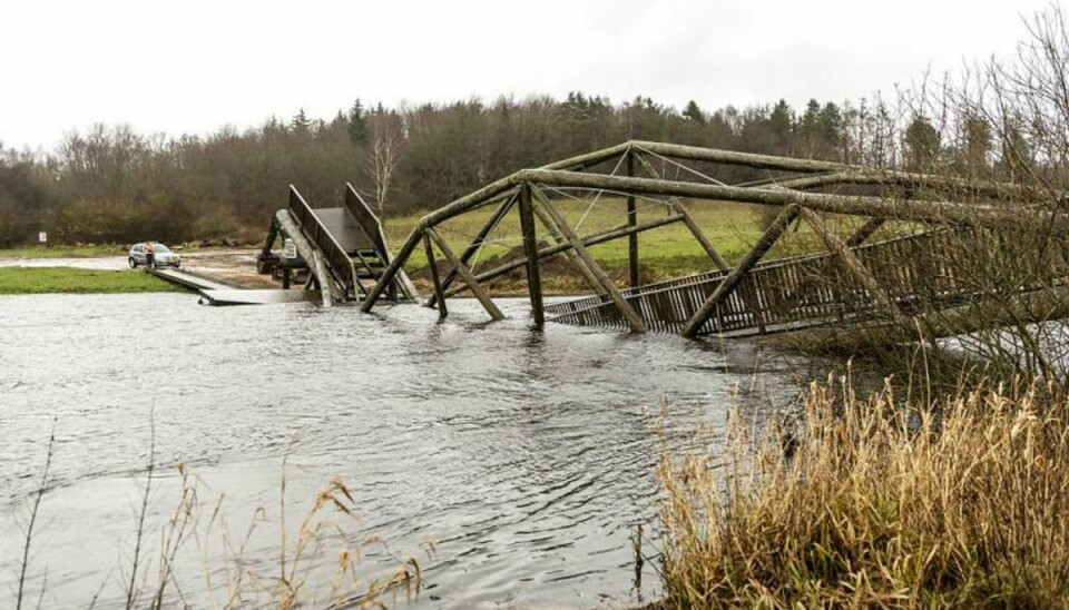 Broen var under ti år gammel. KLIK OG SE FLERE BILLEDER AF DEN KOLLAPSEDE BRO. (Foto: Morten Dueholm/Ritzau Scanpix)