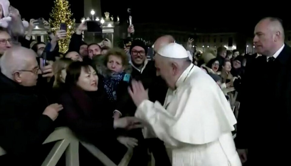 Videooptagelser viser, at damen greb fat i paven. Foto: Scanpix/Vatican Medi