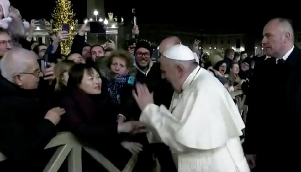 Videooptagelser viser, at damen greb fat i paven. Foto: Scanpix/Vatican Medi Videooptagelser viser, at damen greb fat i paven. Foto: Scanpix/Vatican Medi