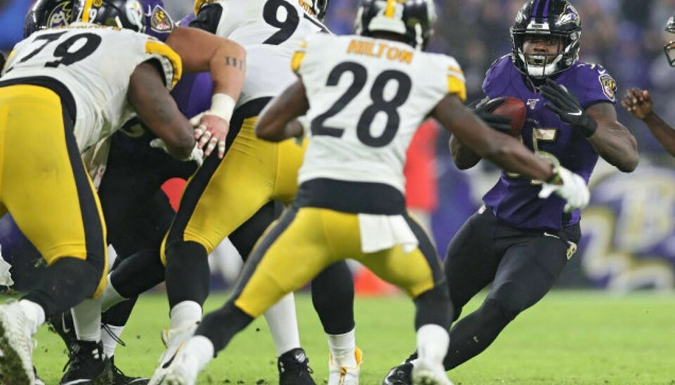 Baltimore Ravens’ running back Gus Edwards (til højre) løb for 130 yards i sejren over Pittsburgh Steelers. Foto: Rob Carr/AFP