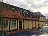 Branden har gjort tydeligt indhug i den bevaringsværdig bygning i Svaneke på Bornholm. KLIK VIDERE FOR FLERE BILLEDER. (Foto: Jakob Marschner/Bornholms Tidende/Scanpix 2020)