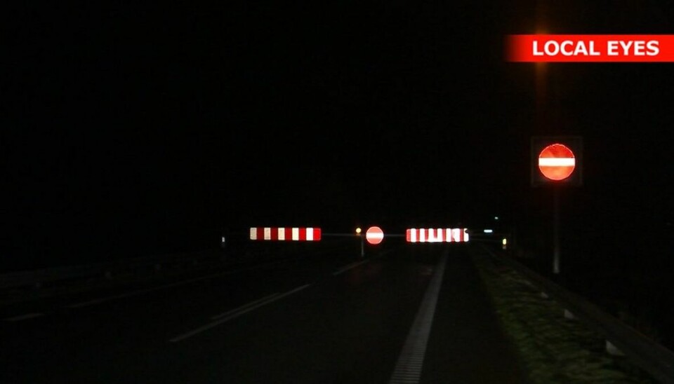 En vej har været spærret det meste af morgenen som følge af oversvømmelse. KLIK VIDERE OG SE, HVORDAN DU SKAL HÅNDTERE EN OVERSVØMMELSE. Foto: Local Eyes En vej har været spærret det meste af morgenen som følge af oversvømmelse. KLIK VIDERE OG SE, HVORDAN DU SKAL HÅNDTERE EN OVERSVØMMELSE. Foto: Local Eyes