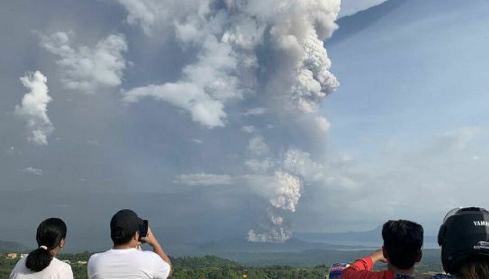 Filippinernes myndigheder advarer søndag om, at en vulkan nær hovedstaden Manila kan gå i udbrud, efter at den har sendte store mængder aske op i luften og forvoldt store problemer for flytrafikken. Foto: Bullit Marquez/AFP