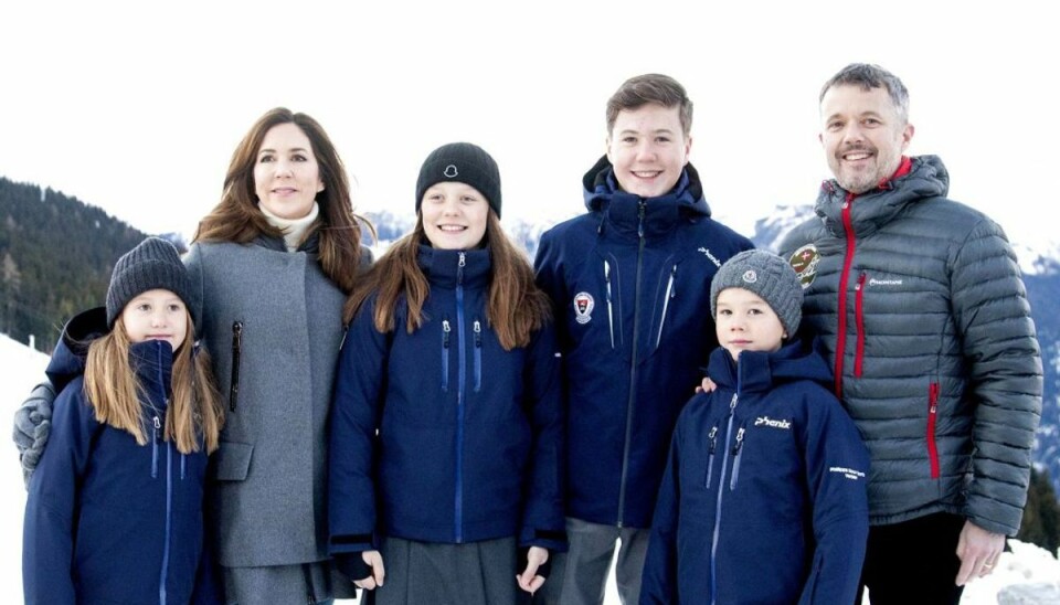 Kronprinsparret stopper udlejning af skihytte Den kongelige familie var lutter glade smil, da der var skolestart i det schweiziske. Foto: SPA/Scanpix