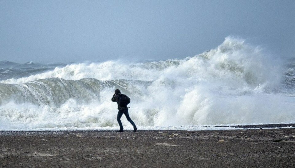 I nat stiger vandet op til tre meter. KLIK FOR KORT. Her ses stormen Knud, der rammer Nørre Vorupør syd for Hanstholm, fredag 21. september 2018. (Foto: Henning Bagger/Ritzau Scanpix) I nat stiger vandet op til tre meter. KLIK FOR KORT. Her ses stormen Knud, der rammer Nørre Vorupør syd for Hanstholm, fredag 21. september 2018. (Foto: Henning Bagger/Ritzau Scanpix)