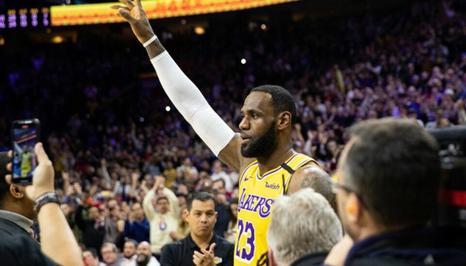 Lebron James overhaler Kobe Bryant LeBron James og Los Angeles Lakers tabte udekampen i Philadelphia, men superstjernen blev alligevel genstand for stor opmærksomhed. Foto: Bill Streicher/Scanpix