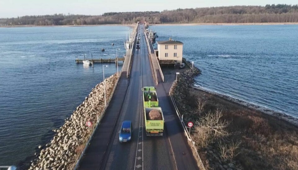 Broen er ulovlig for tunge lastbiler at passere. KLIK FOR MERE. Foto: Martin Kiil/TV2 Lorry