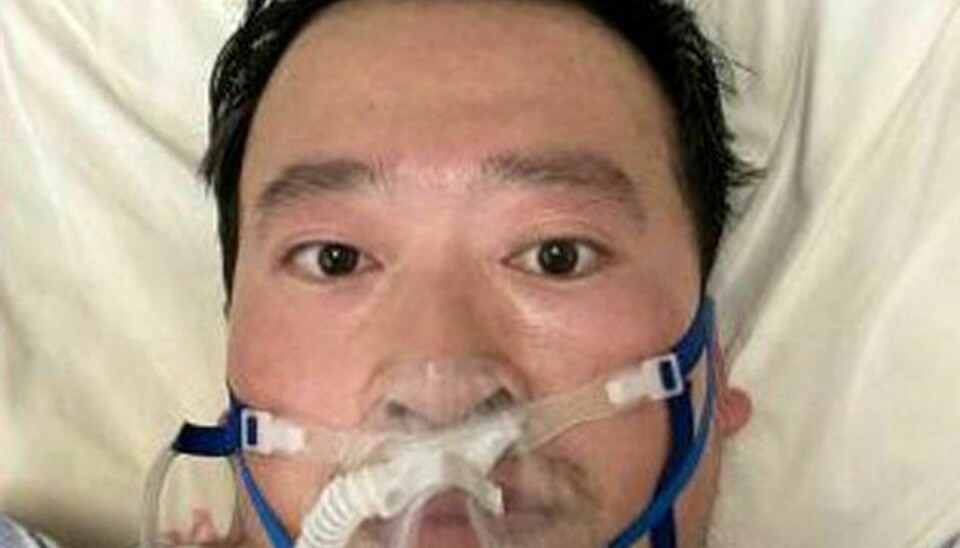 Li Wenliang var en af de otte kinesiske læger, der advarede om udbruddet af coronavirusset og blev belønnet med en reprimande fra det kinesiske politi. CNN skrev tidligere på ugen, at han selv var blevet smittet med virusset. Fredag morgen lokal tid blev han erklæret død, oplyste et hospital i Wuhan, hvor virusset har sit epicenter. Foto: Li/Ropi/Scanpix