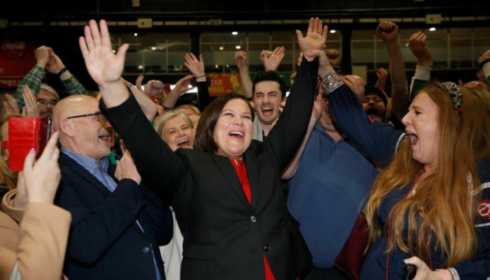 Sinn Féins leder, Mary Lou McDonal, fejrede søndag den store fremgang med sine støtter, da de første valgstedsmålinger løb ind. Foto: Phil Noble/Reuters
