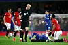 Chelseas Andreas Christensen vred sig på jorden i smerte, efter at han brækkede sin næse i en duel med Manchester Uniteds Anthony Martial (til højre) i Premier League-kampen mandag aften. Foto: Hannah Mckay/Reuters
