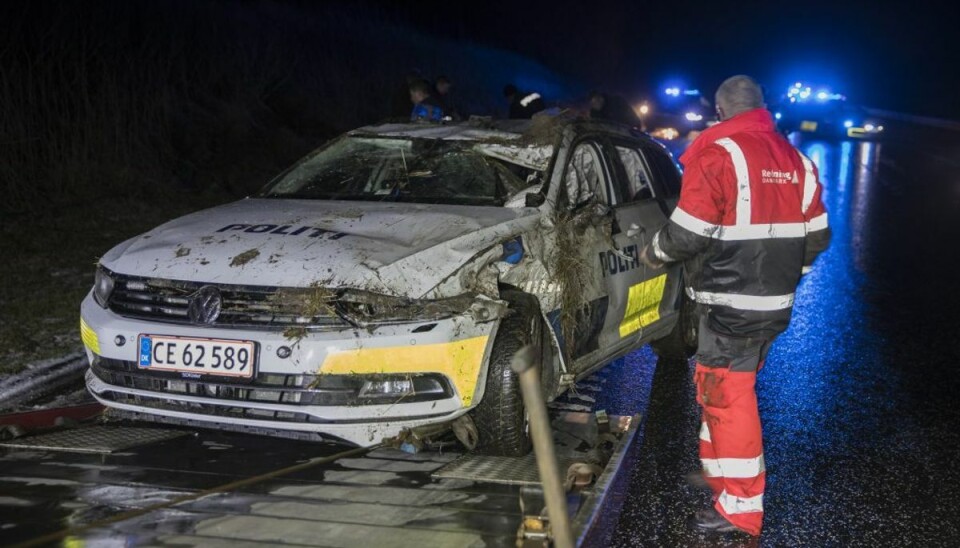 En af politiets patruljebiler forulykkede lørdag aften som følge af vejret. KLIK FOR FLERE BILLEDER. Foto: Rasmus Skaftved. En af politiets patruljebiler forulykkede lørdag aften som følge af vejret. KLIK FOR FLERE BILLEDER. Foto: Rasmus Skaftved.