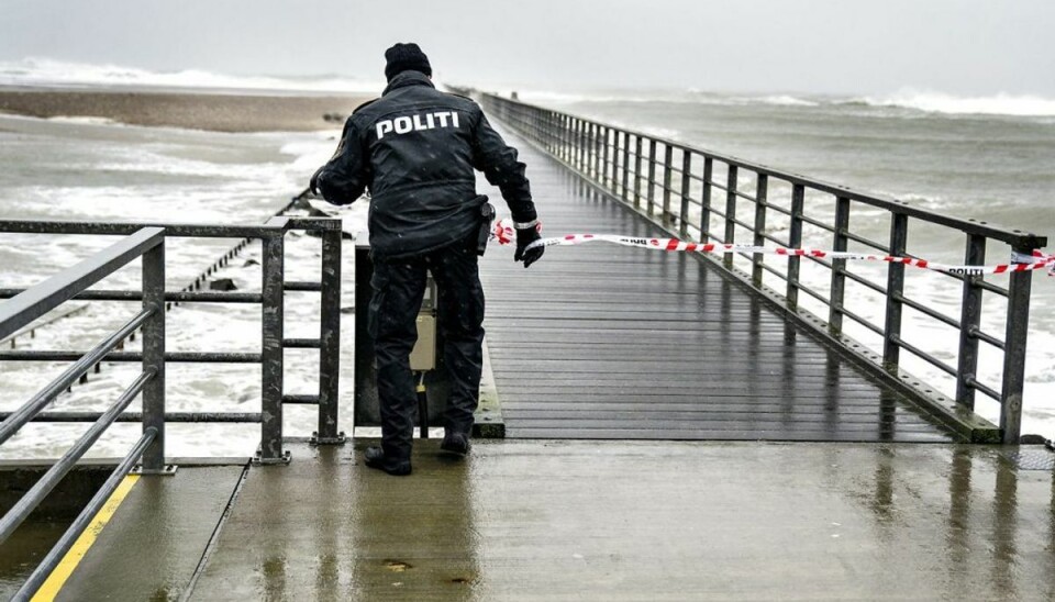 Seneste voldsomme vejr kostede næsten to danskere livet søndag. KLIK VIDERE OG LÆS, HVORDAN DU SKAL OPFØRE DIG I VEJRET. Foto: Scanpix Seneste voldsomme vejr kostede næsten to danskere livet søndag. KLIK VIDERE OG LÆS, HVORDAN DU SKAL OPFØRE DIG I VEJRET. Foto: Scanpix