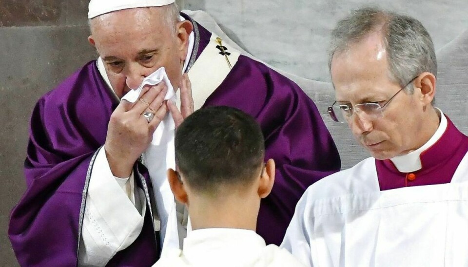 Pave Frans er syg for tiden, men det skulle ikke være alvorligt. Foto: Alberto PIZZOLI / Scanpix.