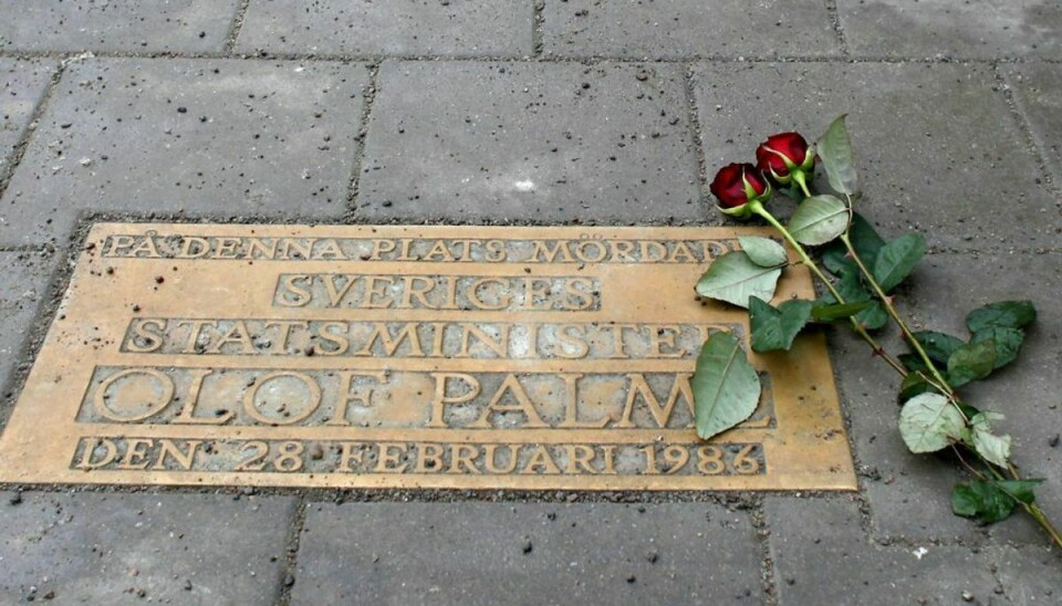 Denne mindeplade markerer, hvor Olof Palme blev skudt. Foto: Bob Strong/Scanpix.