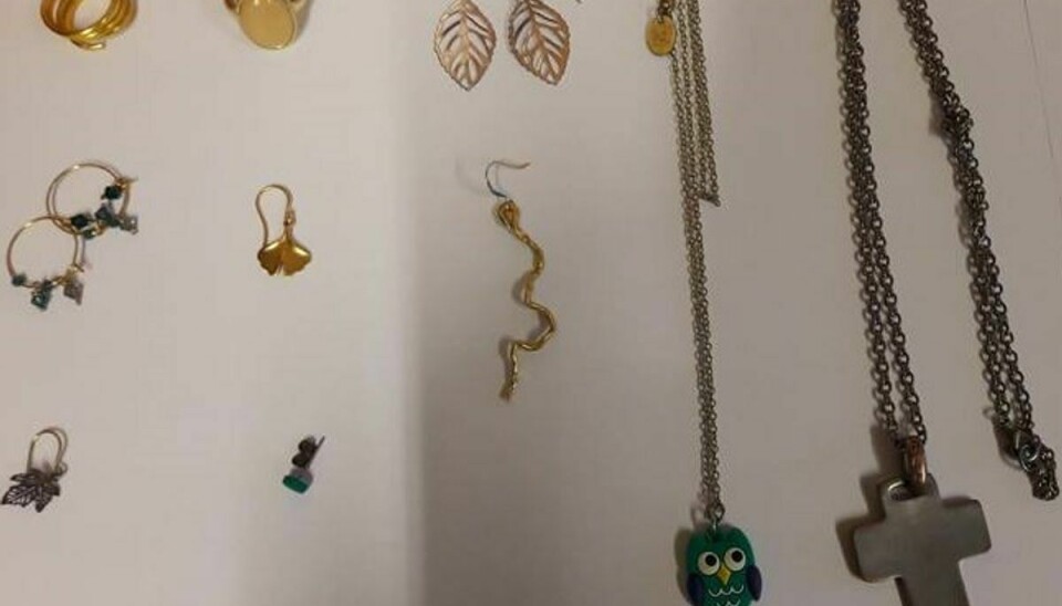 Nordjyllands Politi leder efter ejerne til disse smykker, der formodes at stamme fra indbrud i Jylland. Kan du genkende dem? KLIK VIDERE OG SE FLERE Foto: Nordjyllands Politi