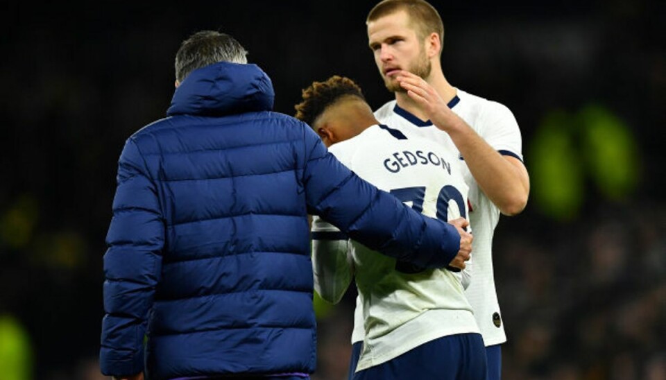 Stjerne angriber fan: Broren var ikke tilfreds Eric Dier trøster Gedson Fernandes efter et misset straffespark under kampen mod Norwich. Kort efter kom Dier i karambolage med en tilskuer. Foto: Dylan Martinez/Reuters