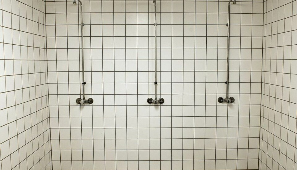 Lærer dømt: Filmede elever under omklædning En tidligere lærer på en skole i Støvring er blevet idømt en betinget fængselsstraf for at have filmet skolepiger i smug imens de klædte om. Foto: Scanpix/ Arkiv