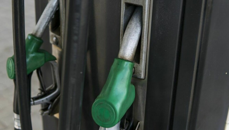Efterspørgslen på benzin er faldet. Det gør det billigere at tanke. Genrefoto.