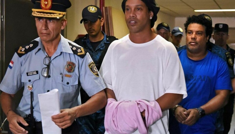 Angiveligt skulle Brasiliens justitsminister have blandet sig i sagen om at fodboldspilleren Ronaldinho har rejst på falsk pas. KLIK VIDERE OG SE FLERE SKANDALER Foto: Norberto DUARTE / AFP