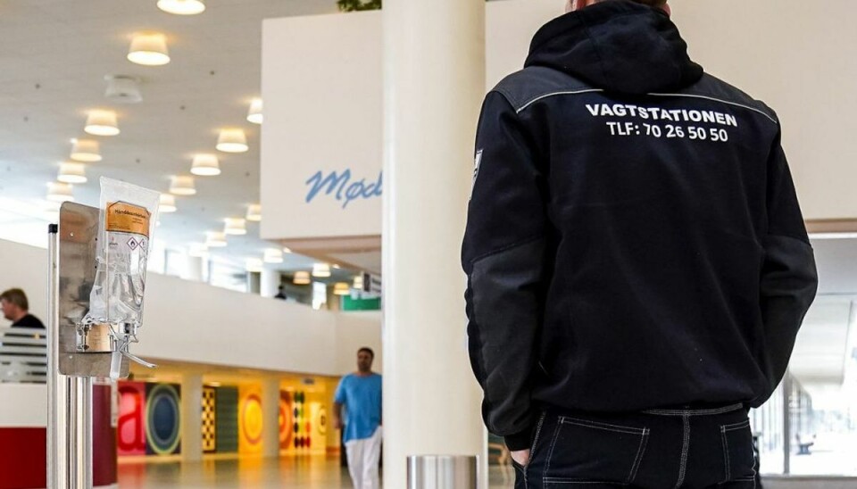 Sprittyv truede vagt med kniv