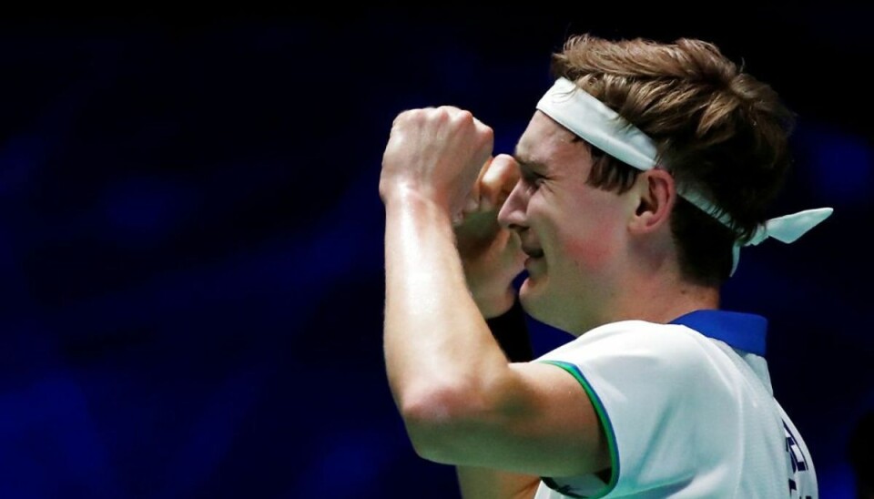Viktor Axelsen i vild triumf Danske Viktor Axelsen kan søndag kalde sig All England-mester. Det er første gang siden 1999, hvor Peter Gade vandt titlen, at en dansker har vundet finalen i herresingle. Foto: Scanpix.