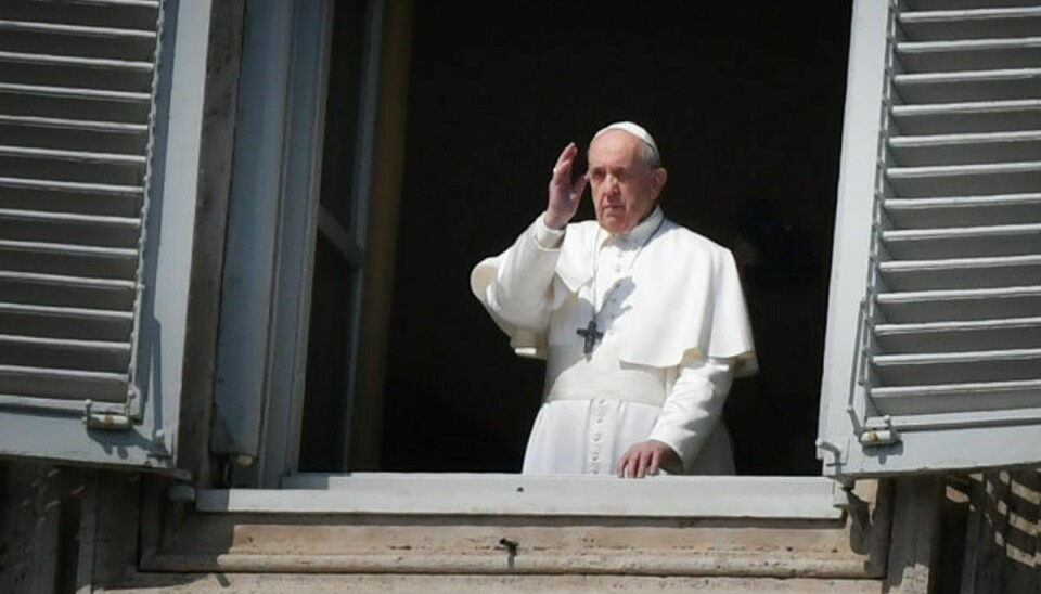 Pave Frans kigger her ud mod en tom Peterspladsen i forbindelse med sin ugentlige bøn søndag. Foto: Alberto Pizzoli/AFP