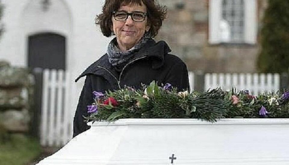 Bedemand Henriette Plougmann vil fremover tilbyde pårørende at livestreame fra begravelser og bisættelser. Foto: Henrik Bjerre/TV2 Østjylland.