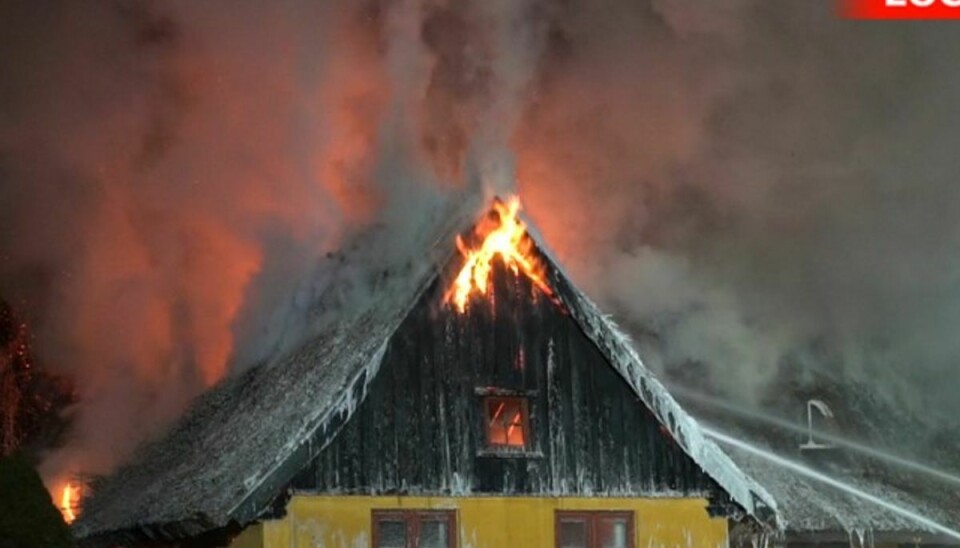 Beboerne i sommerhuset anmeldte branden klokken 21.16 og nåede selv ud af huset. Foto: Local Eyes