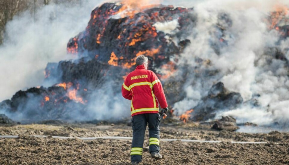 Der er brand i en stor halmstak. 10 mand kæmper mod flammerne. KLIK for flere billeder. Foto: Rasmus Skaftved.