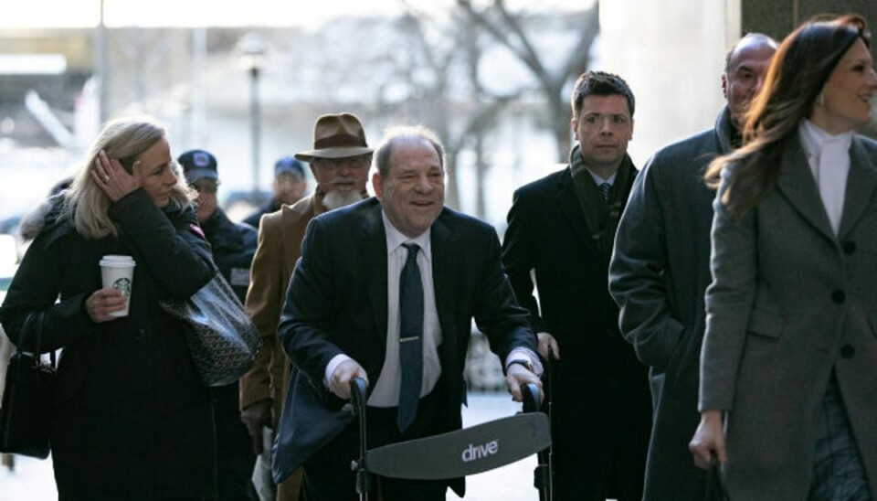 Harvey Weinstein er fri for symptomer – Lige nu er det 14 dage siden, vi fik først meldingerne fra folk i fængslet, og han har ingen symptomer eller problemer, siger Juda Engelmayer om Weinstein, der på billedet støtter sig til en rollator. (Arkivfoto.) Foto: Jeenah Moon/Reuters