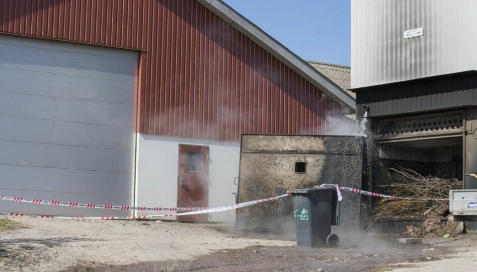 To personer har fået alvorlige hovedskader efter en eksplosion i et fastbrændselsfyr. Den ene person vurderes til at være i livsfare. KLIK VIDERE OG SE FLERE BILLEDER Foto: Rasmus Skaftved To personer har fået alvorlige hovedskader efter en eksplosion i et fastbrændselsfyr. Den ene person vurderes til at være i livsfare. KLIK VIDERE OG SE FLERE BILLEDER Foto: Rasmus Skaftved