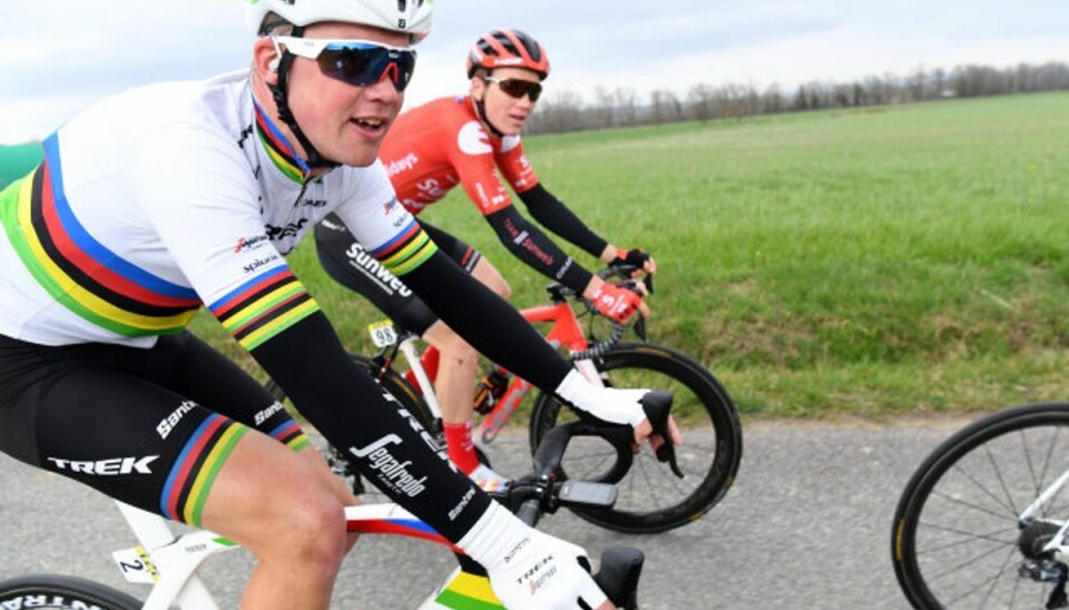 Dansk verdensmester tror på Tour de France i juli Mads Pedersen glæder sig til igen at sidde i denne situation: I et felt frem mod målstregen. Men han regner med, at der går en rum tid, før det sker. Foto: Alain Jocard/AFP
