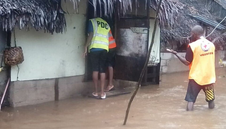 Voldsom cyklon tager til i styrke Frivillige forsøger at redde et oversvømmet hus, efter at den tropiske cyklon Harold ramte Vanuatu. Foto: Vanuatu Red Cross/Scanpix
