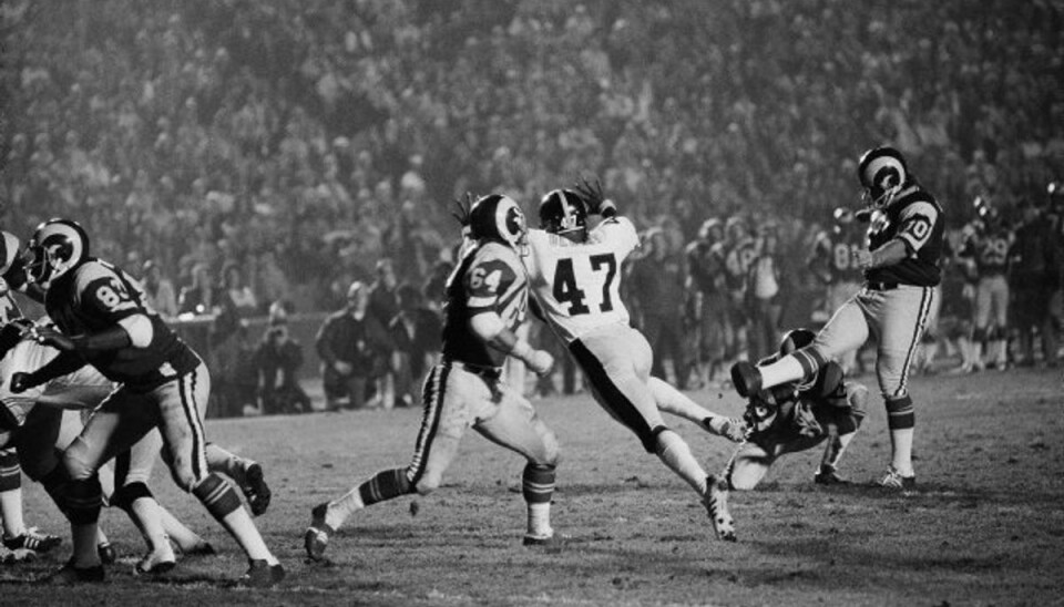 Kickeren Tom Dempsey (til højre), som her ses tørne ud for Los Angeles Rams i 1975, er død efter at være smittet med coronavirus. Foto: AP/Scanpix