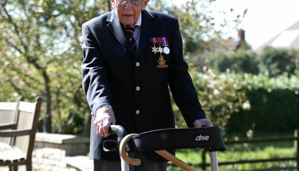Den 100-årige krigsveteran Tom Moore har ved hjælp af sine gåture samlet 275 millioner danske kroner ind. KLIK VIDERE OG SE FLERE BILLEDER Foto: REUTERS/Peter Cziborra