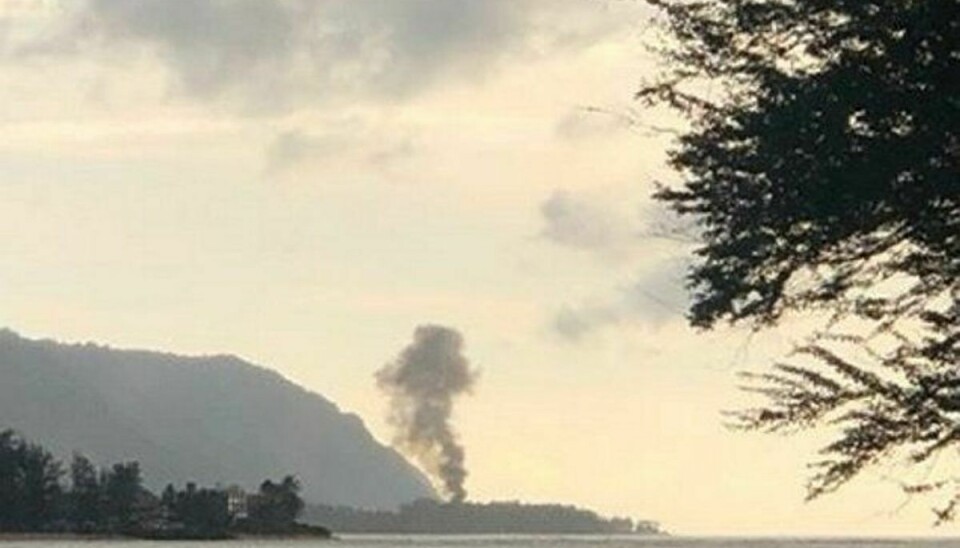 En røgsøjle steg op efter flystyrt på nordkysten af Oahu – den tredjestørste ø i øgruppen. Ved styrtet omkom ni personer. Foto: Social Media/Scanpix