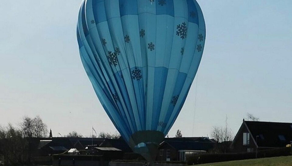 Vild morgen: Ballon lander midt i villakvarter