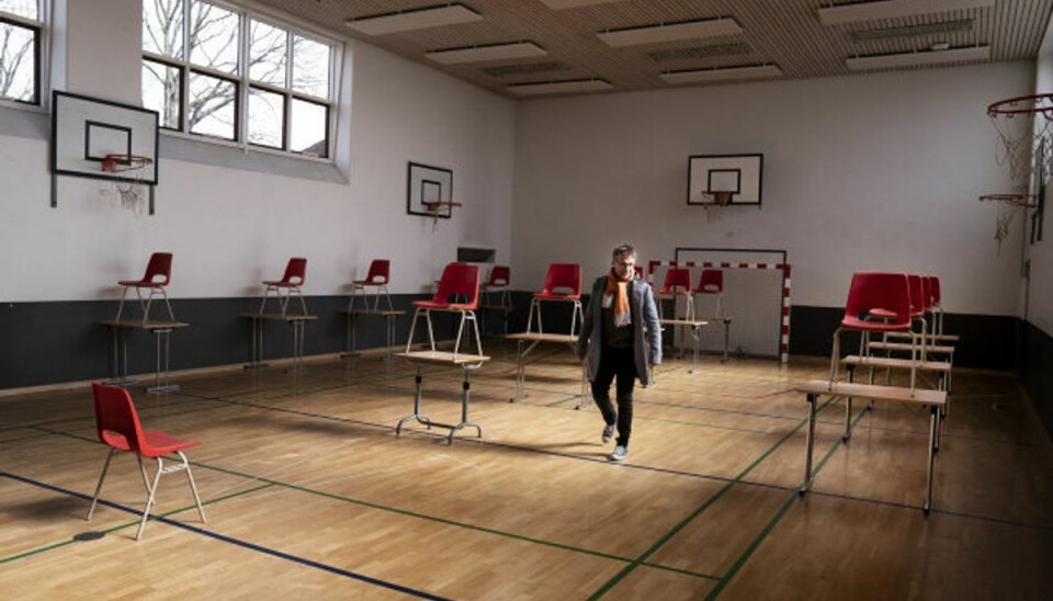 Børn med coronasmittede i familien skal ikke tilbage i skole eller institution, når genåbningen starter onsdag. Men deres lærere og pædagoger må godt komme på arbejde, selv om de har en smittet i hjemmet. Det møder kritik fra flere sider. KLIK VIDERE OG SE FIRE SPØRGSMÅL SOM METTE FREDERIKSEN IKKE BESVAREDE PÅ PRESSEMØDET. Foto: Liselotte Sabroe/Scanpix Børn med coronasmittede i familien skal ikke tilbage i skole eller institution, når genåbningen starter onsdag. Men deres lærere og pædagoger må godt komme på arbejde, selv om de har en smittet i hjemmet. Det møder kritik fra flere sider. KLIK VIDERE OG SE FIRE SPØRGSMÅL SOM METTE FREDERIKSEN IKKE BESVAREDE PÅ PRESSEMØDET. Foto: Liselotte Sabroe/Scanpix