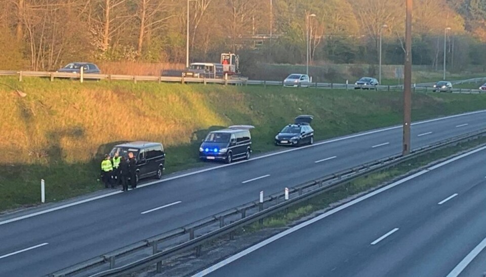 Politiet søger vidner efter stenkast mod bilist
