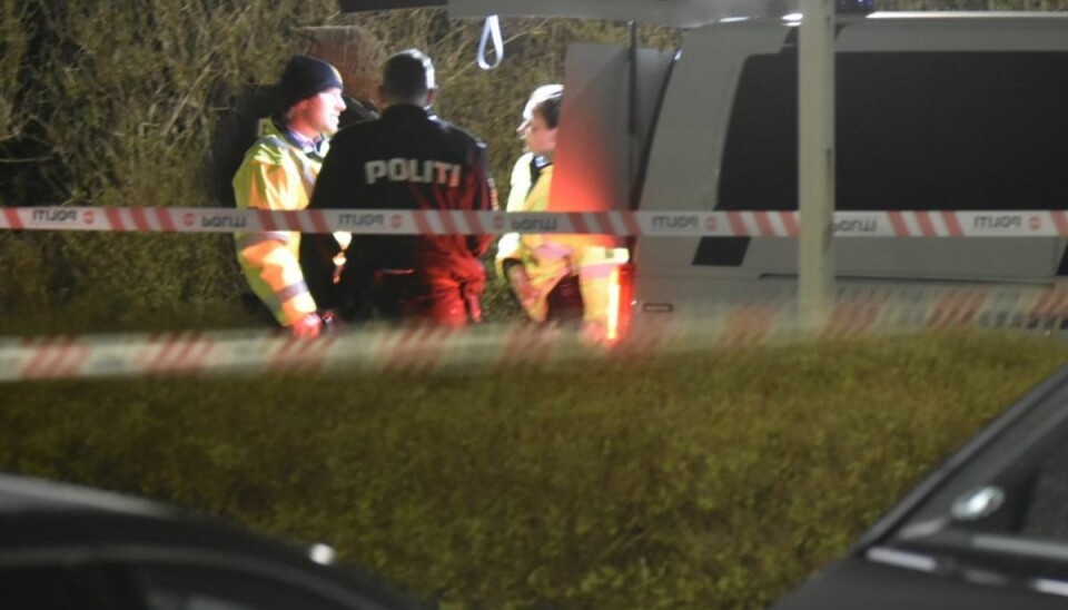 Politi søger hjælp efter knivoverfald