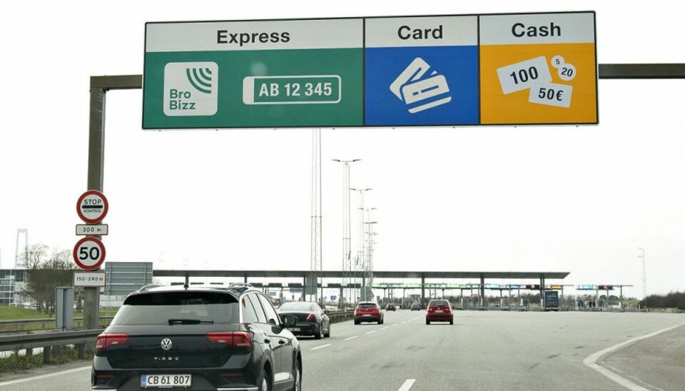 Afgørende ændring på Storebæltsbroen Trafikanter, der passerer broen, er vant til, at gul betyder personlig kontantbetaling. Fremover betyder det blot kontantbetaling. Foto: Scanpix