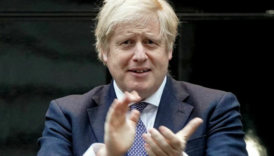 Den britiske premierminister, Boris Johnson, deltager i “Clap for Carers”, en hyldest til sundhedspersonale verden over. Selv har han flere gange rost de læger og sygeplejersker, der behandlede ham. Foto: Pippa Fowles/10 Downing Street/Reuters