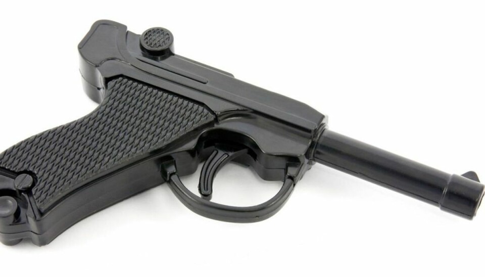 72-årig trak pistol mod ung mand En 19-årig blev natten til tirsdag truet på livet af en 72-årig mand, der pegede en plastikpistol mod den 19-årige. Foto: Ritzau Scanpix/ Iris/ Arkiv