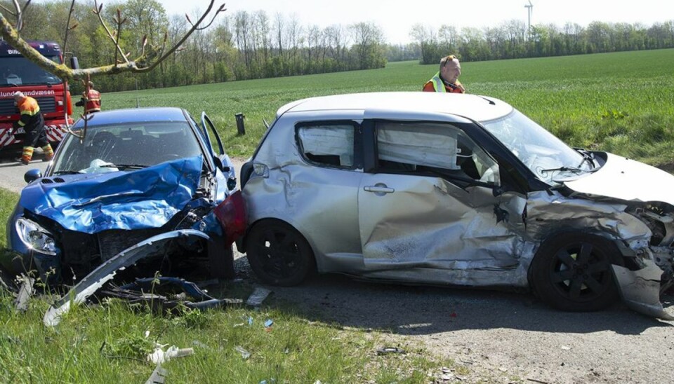 På Klodhøjvej ved Hejnsvig kørte to personbiler sammen, da passerede hinanden på vejen. KLIK VIDERE OG SE FLERE BILLEDER Foto: René Lind Gammelmark På Klodhøjvej ved Hejnsvig kørte to personbiler sammen, da passerede hinanden på vejen. KLIK VIDERE OG SE FLERE BILLEDER Foto: René Lind Gammelmark